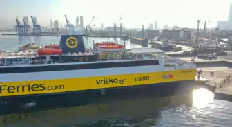 İzmir ekonomi haberi... İzmir seferini yapan ilk gemi İzmir Limanı'na yanaştı