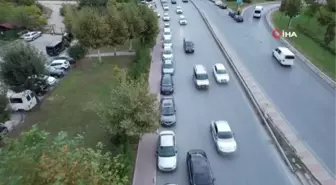 Kuyumcukent'te otoparka yapılan yüzde 200'lük zam sonrası esnaf, kararı protesto ederek araçlarını yola çekiyor