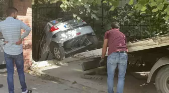 Sultangazi'de kontrolden çıkan otomobil bir binanın bahçesine düştü