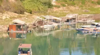 Göldeki duba üstü kaçak yapılar, kıyıya çekilmeye başlandı