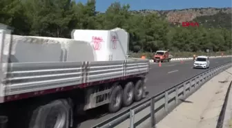 MOTOSİKLETİYLE KAMYONA ÇARPAN GENÇ KIZ YAŞAMINI YİTİRDİ