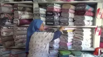 Osmaniye haberleri... Osmaniye'de Manifaturacı Emine Yılmaz: 'Çarşafı Yırtılmayan, Perdesi Yırtılmayan Mağazaya Gelmiyor'