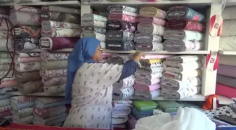 Osmaniye haberleri... Osmaniye'de Manifaturacı Emine Yılmaz: 'Çarşafı Yırtılmayan, Perdesi Yırtılmayan Mağazaya Gelmiyor'