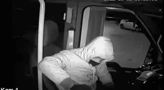 Tuzla'da park halindeki minibüse küçük camdan giren hırsız pes dedirtti