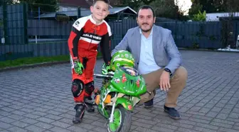 Almanya'da 6 yaşındaki Kenan motor yarışlarına katılıyor