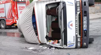 Sultanbeyli'de erzak yüklü kamyonet devrildi