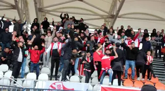 Taraftarların otobüs isyanı, yağmurda kilometrelerce yürüdüler