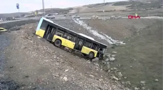 BAŞAKŞEHİR'DE PARK HALİNDEYKEN FRENİ BOŞALAN İETT OTOBÜSÜ ŞARAMPOLE DÜŞTÜ