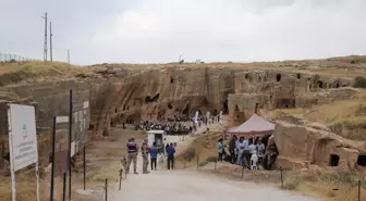 Dara Antik Kenti'nde 'Taşla Dokunmuş, Sevgiyle Yoğrulmuş Mardin' defilesi yapıldı