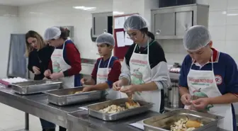 İsrafa dikkati çekmek için bayat ekmeklerden pizza yaptılar