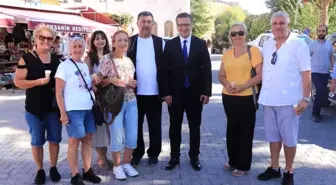 Yolda gördüğü turistleri durdurup ilçeyi sordu