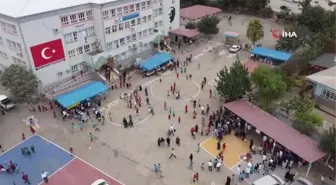 Okulda kebap ziyafeti... Öğrenciler kebap yemek için sıraya girdi
