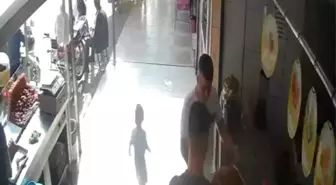 Annesinin kaldırıma bıraktığı çocuk az kalsın kamyonetin altında eziliyordu...O anlar kamerada