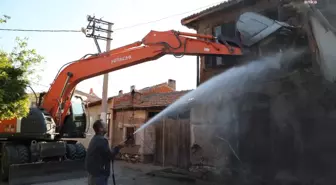 Balıkesir yerel haberi... Burhaniye'de Metruk Binalar Yıkılıyor