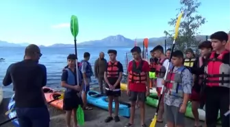 Kız çocuklarının eğitimine dikkati çekmek için 4 bin kilometre kürek çekti