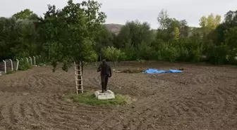 Köyündeki Bahçeye Yaptığı Babasının Heykelini Onaran Heykeltraş Başpınar: 'Bu Heykel Üretmek İçin Emeğini Esirgemeyen Anadolu Köylüsünün İfade...