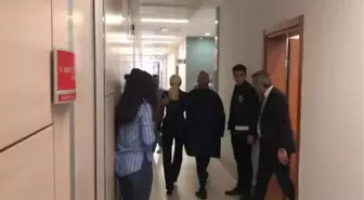 ŞARKICI GÜLŞEN'İN KARAKOLA İMZA ŞARTI KALDIRILDI, YURT DIŞI YASAĞI DEVAM