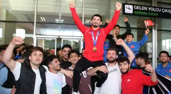 Dünya şampiyonu Kerem Kamal'a coşkulu karşılama
