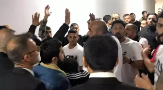 Tribünden atlayan seyircilerle özel güvenlik arasında çıkan kavgada yumruklar havada uçuştu