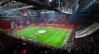 Galatasaray tribünlerinden Cumhuriyetimizin 100. yılı için tüyleri diken diken eden koreografi