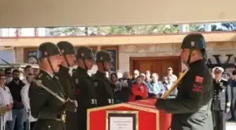 Otomobilin çarpmasıyla ölen doçent, son yolculuğuna uğurlandı