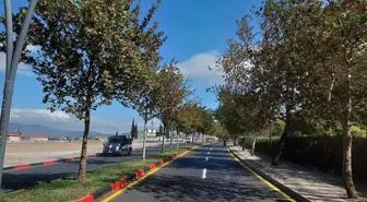 Trafikte güven için yol boyama çalışmaları sürüyor