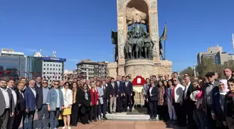 İYİ Parti İstanbul İl Başkanlığı Taksim Cumhuriyet Anıtı'na çelenk bıraktı