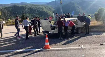 Son dakika haberi! Kavşağa kontrolsüz çıkan otomobil ile kamyonet çarpıştı: 3 yaralı