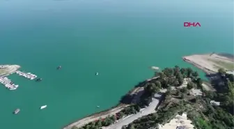 SEYHAN NEHRİ'NDEKİ YÜZEN BARAKALAR TEMİZLENDİ