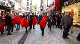 Vali Yavuz sokak sokak gezerek, onlarca Türk bayrağı dağıttı
