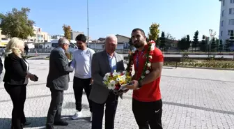 Dünya 3.'sü milli güreşçi Feyzullah Aktürk davul-zurna ile karşılandı
