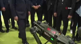 Milli Savunma Bakanı Akar ve İngiltereli mevkidaşı Wallace birlikte SAHA EXPO'yu gezdi
