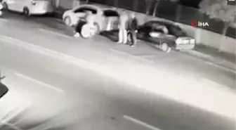 Yolun karşısına geçmek isteyen adama otomobil böyle çarptı