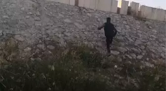 Yürüme engelli gibi davranan dilenci, zabıtayı görünce kaçtı
