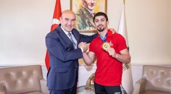 Şampiyon güreşçi Kerem Kamal, Tunç Soyer'i ziyaret etti