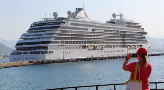 Yolcu gemisi 'Seven Seas Explorer' Alanya Limanı'na demirledi