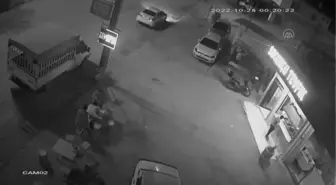 2 kişi kaza yapan araçların altında kalmaktan son anda kurtuldu