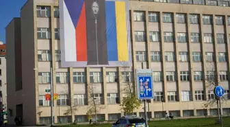 Çekya'da bakanlık binasına Putin'in ceset torbasında fotoğrafı asıldı