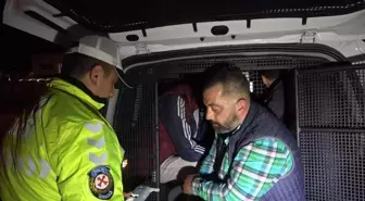 DUR İHTARINA UYMAYAN SÜRÜCÜ POLİS BARİKATINA TAKILDI, 'POLİSLERİ ŞAKA YAPAN ARKADAŞIM SANDIM' DEDİ