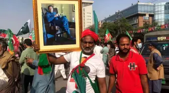 Pakistan'ın eski Başbakanı Khan binlerce destekçisiyle İslamabad'a gidiyor