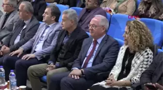 SAĞLIKÇILARIN 'KİM HAKLI' TİYATROSU GÜLÜMSETİYOR