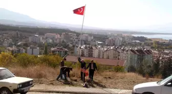 Şehit kabirlerinin başına Türk bayrağı dikti, Bartın'daki maden şehitlerini de unutmadı