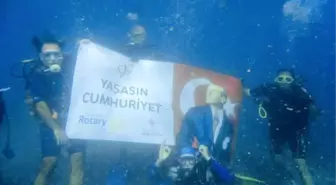 Deniz altında 'Cumhuriyet' kutlaması