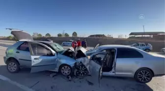 İki aracın çarpıştığı trafik kazasında 1 kişi öldü, 4 kişi yaralandı