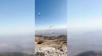 KAHRAMANMARAŞ - Yamaç paraşütçüleri gökyüzünde Türk bayrakları açtı