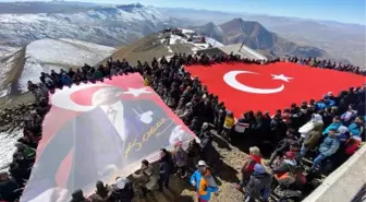 KAR ALTINDAKİ PALANDÖKEN'İN ZİRVESİNE 'CUMHURİYET' TIRMANIŞI