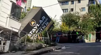 Sancaktepe'de freni boşalan kamyonet apartman bahçesine düştü