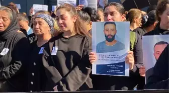 TRAFİK KAZASINDA ÖLEN MUSTAFA İÇİN KAZA YERİNE KARANFİL BIRAKTILAR