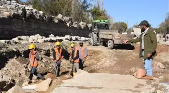 Aizanoi Antik Kenti'nde 2 bin yıllık heykel parçaları gün yüzüne çıkarıldı