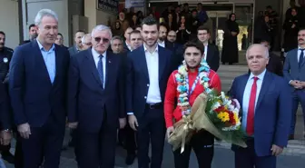 SPOR Dünya 2'ncisi güreşçi Ahmet Duman'a coşkulu karşılama